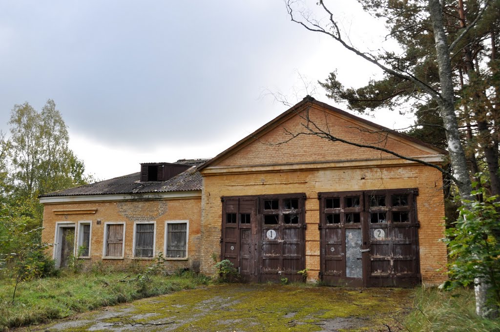 Abandoned firehouse by Icepick