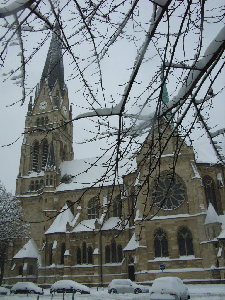 Kreuzkirche im Winter durch Apfelbaum by Francueil