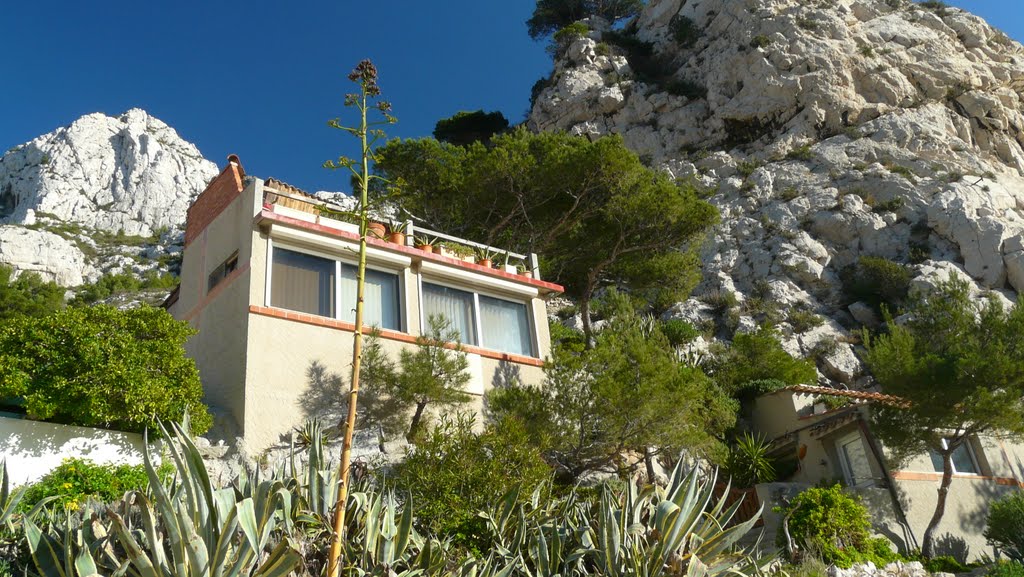 Maison perchée sur les roches, Morgiou. by Michel  Piccoli