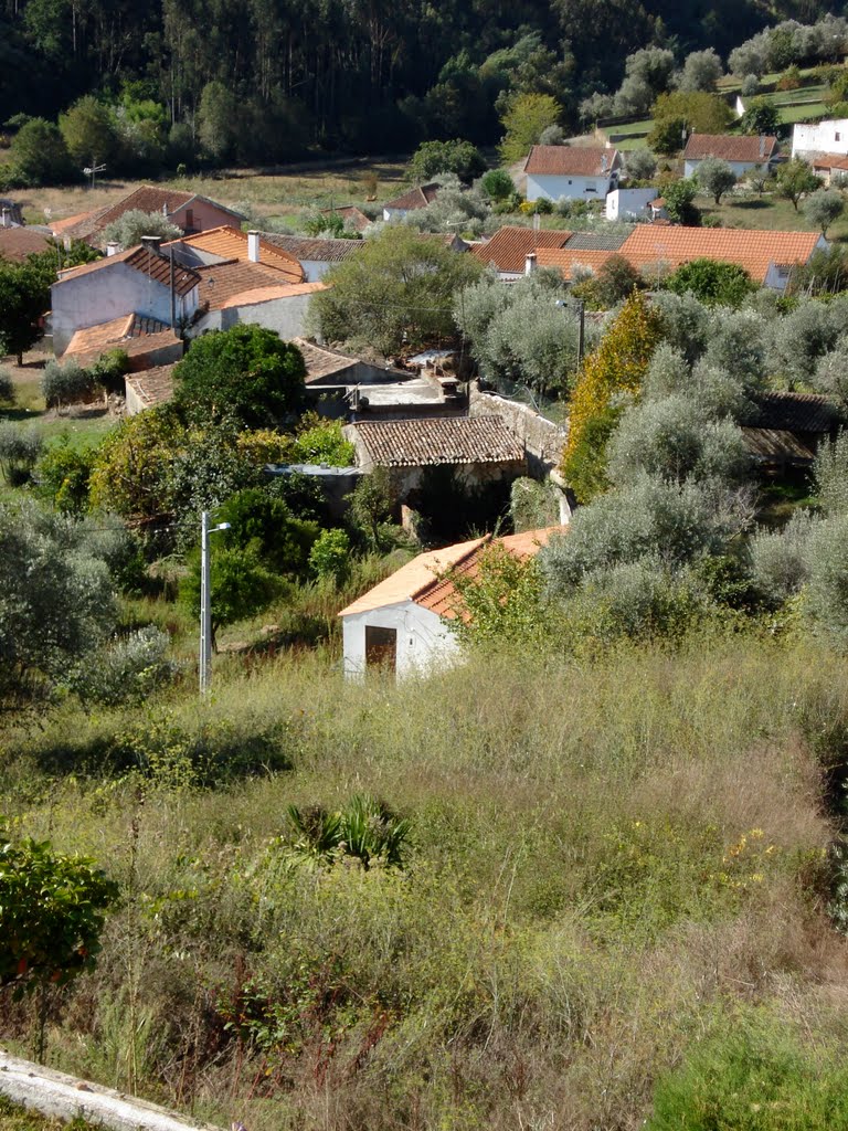 Casas da parte de baixo do Espinhal, no caminho que segue para o vale da ribeira , e depois para o Trilho by rui1954