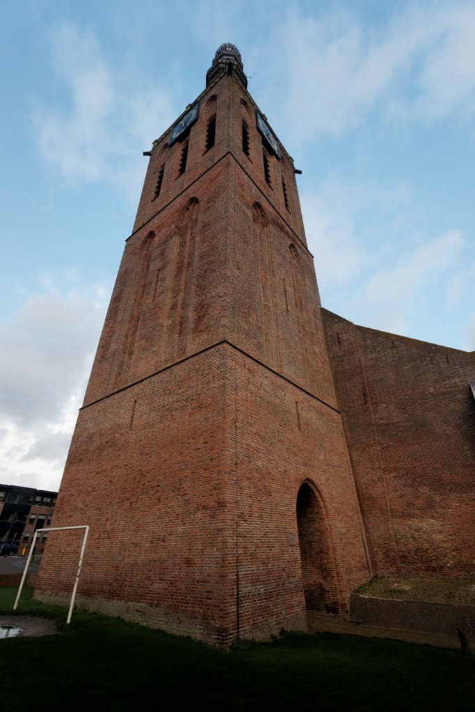 Medemblik - Kerkplein - View NE on Grote of Bonifaciuskerk - Tower 1404, Churchnaves 1517 (fire), 1524 (fire), 1555, restored in 1993 by txllxt TxllxT