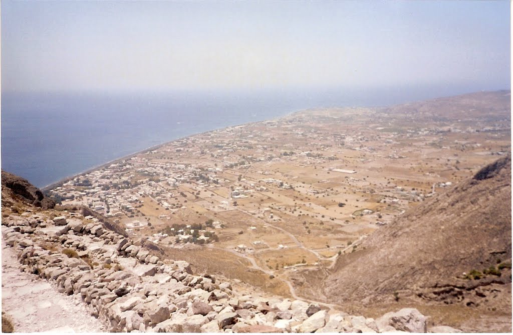 Perissa vista desde el cerro de Thira Antigua, Santorini. by Fernando Palma