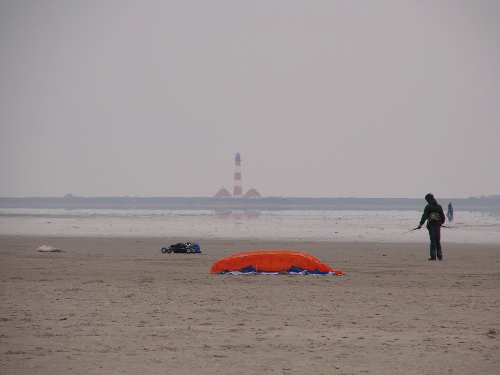 Leuchtturm Westerheversand aufgenommen von St. Peter-Ording aus by Martin Rozmus