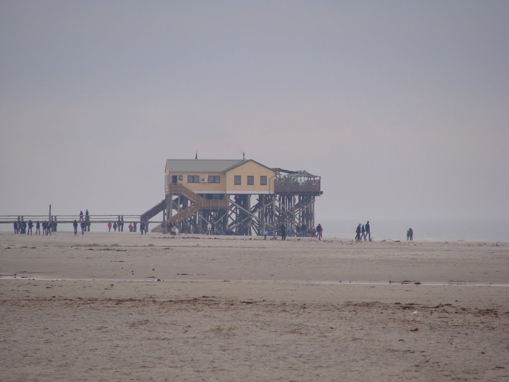 Haus auf Stelzen in St. Peter Ording by Martin Rozmus