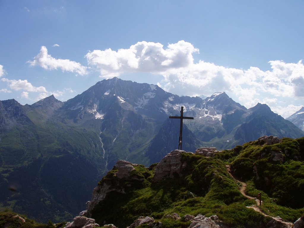 Croix au sommet de la Dent du Villard et le Grand Bec en second plan by kinder73