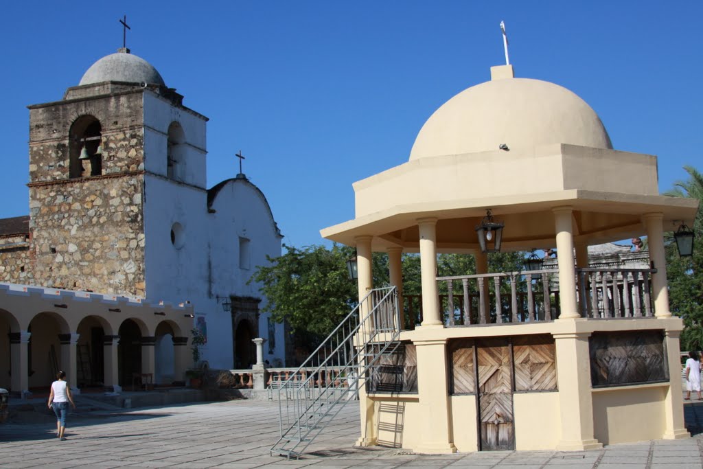 Plaza e iglesia de Tomatlan, Jal. by ART/COECYTJAL