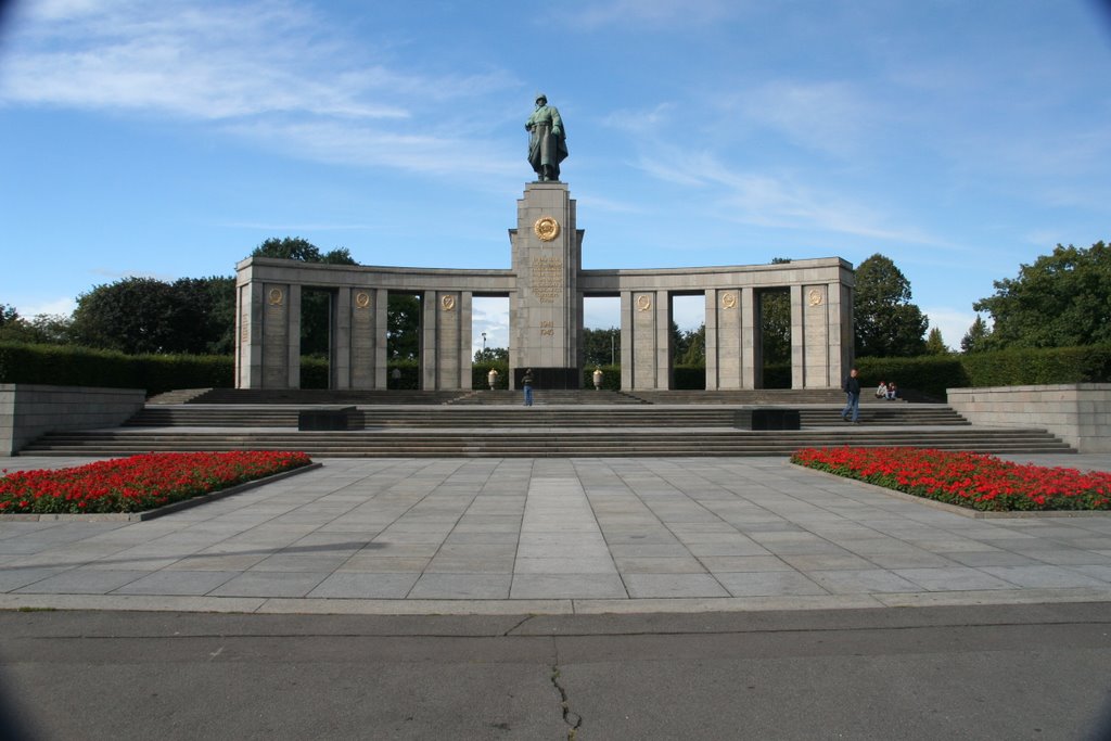 Sovjetisches Ehrenmal (Westedition); Strasse des 17. Juni, Berlin-Tiergarten by Carl030nl