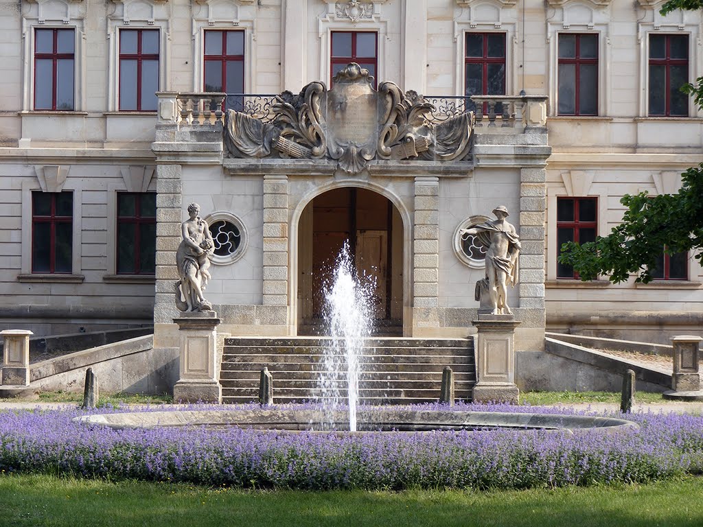 Springbrunnen vor der Südseite des Barockschlosses Altdöbern by Andreas Rusch