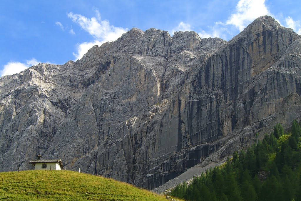 Lonely chapel on Hallangeralm, view on Lafatscher, August 2010 by caramusa