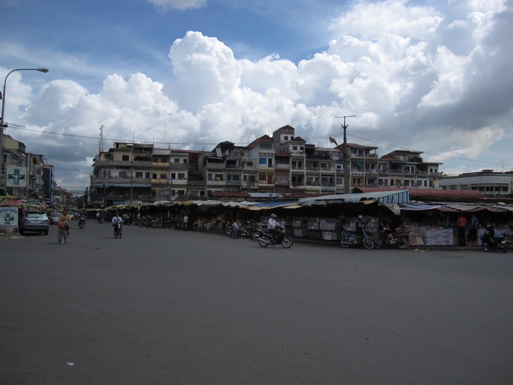 Street market in Phnom Penh by simmo p