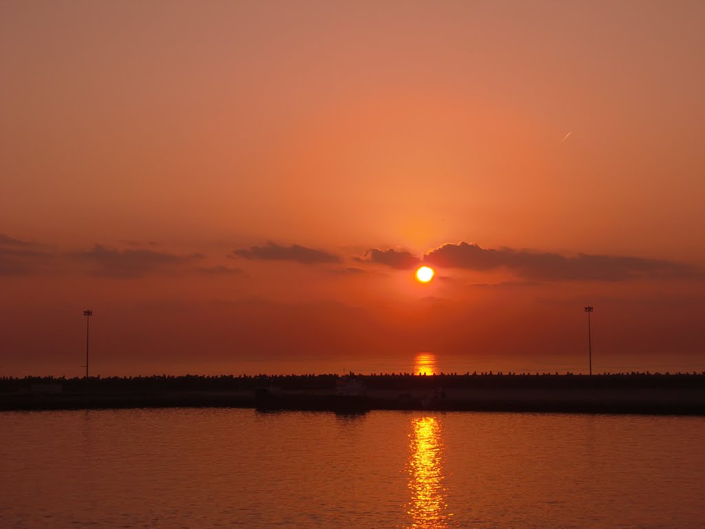 Zonsopkomst in de haven van Fujairah (2009) by Fred Schaefer