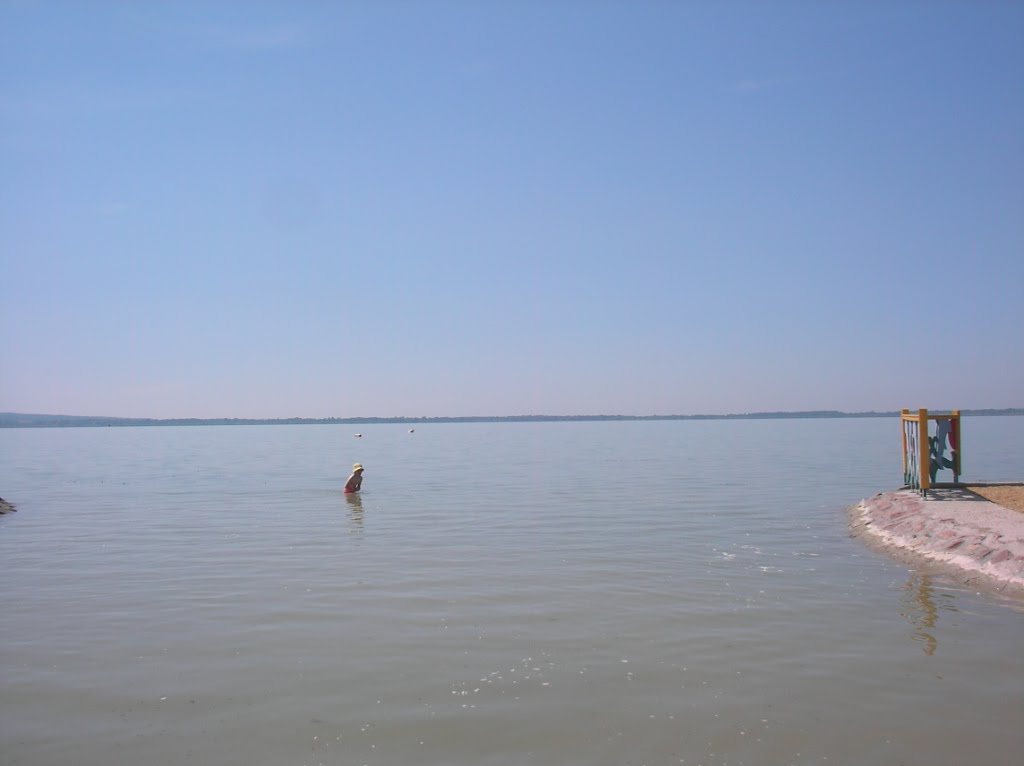 Weit, weit drüben der dunklere Horizont - sonst wäre alles blau . . . - Gyenesdiás by Reinhard Klenke