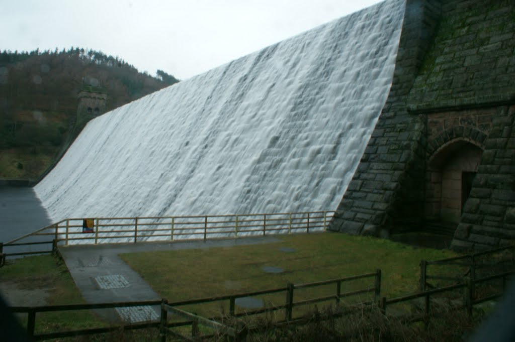 Howden Dam jan 2011 by bob gillatt