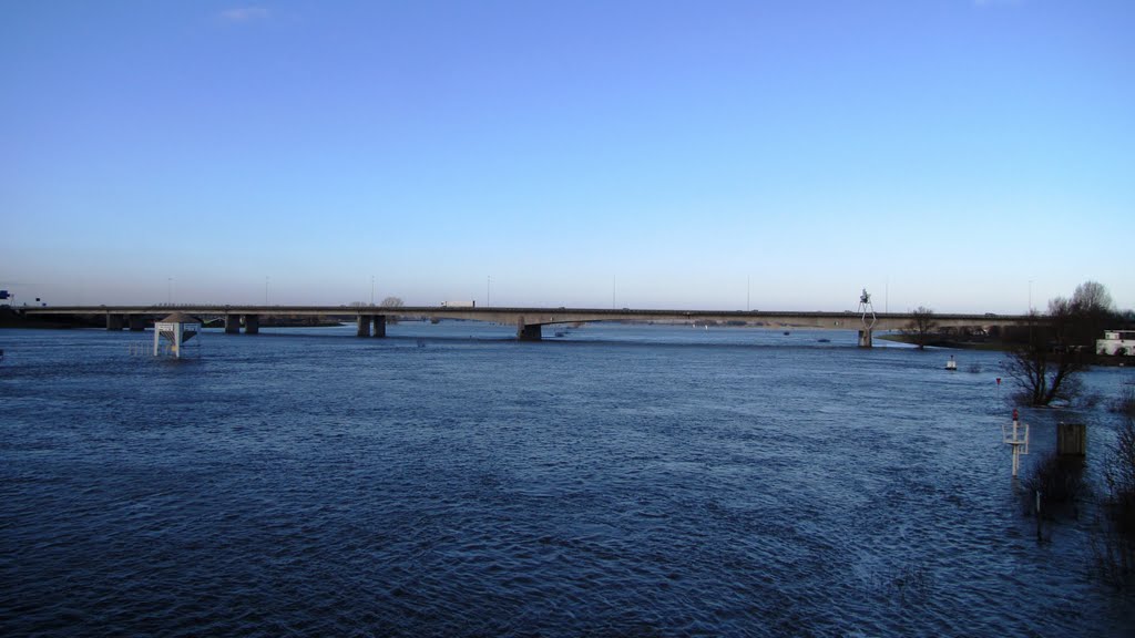 Hoge waterstand IJssel, A28 by S. Postema