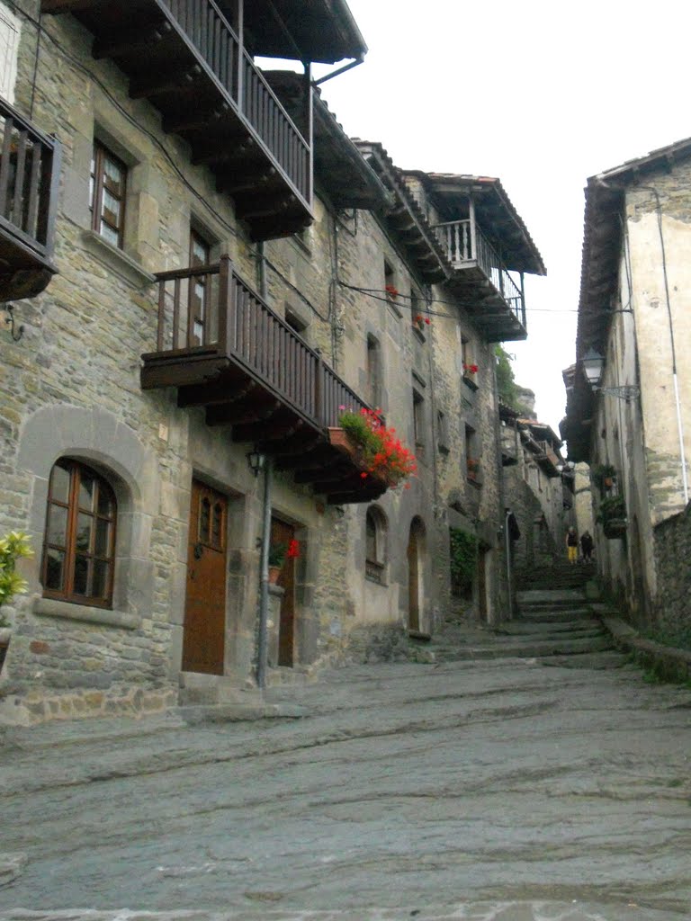 Rupit: carrer del Fossar by Pedro Salcedo i Vaz