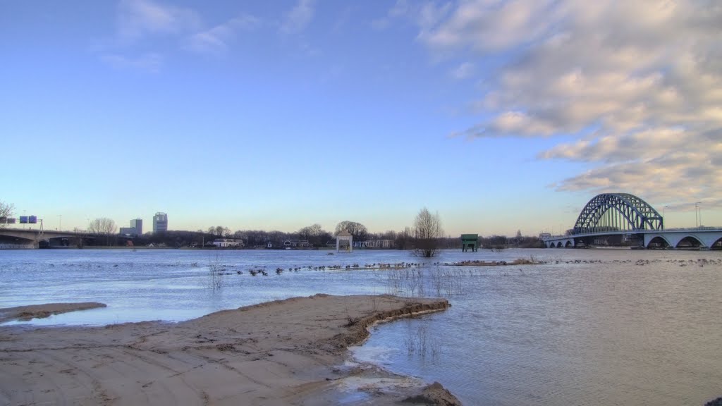 Hoge waterstand IJssel, IJsselbrug (HDR) by S. Postema