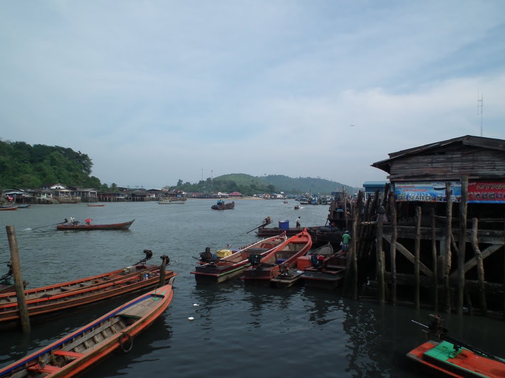 Ranong Pier by pr8ngkiet