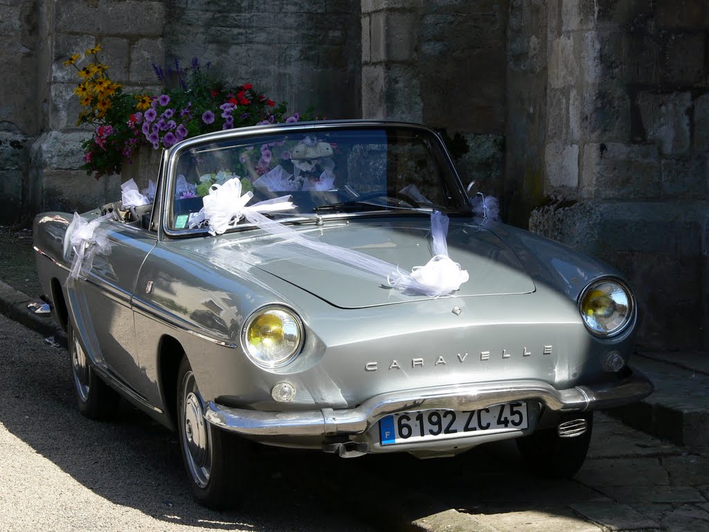 Vieille voiture à Vermenton (Yonne) by jasonvy7