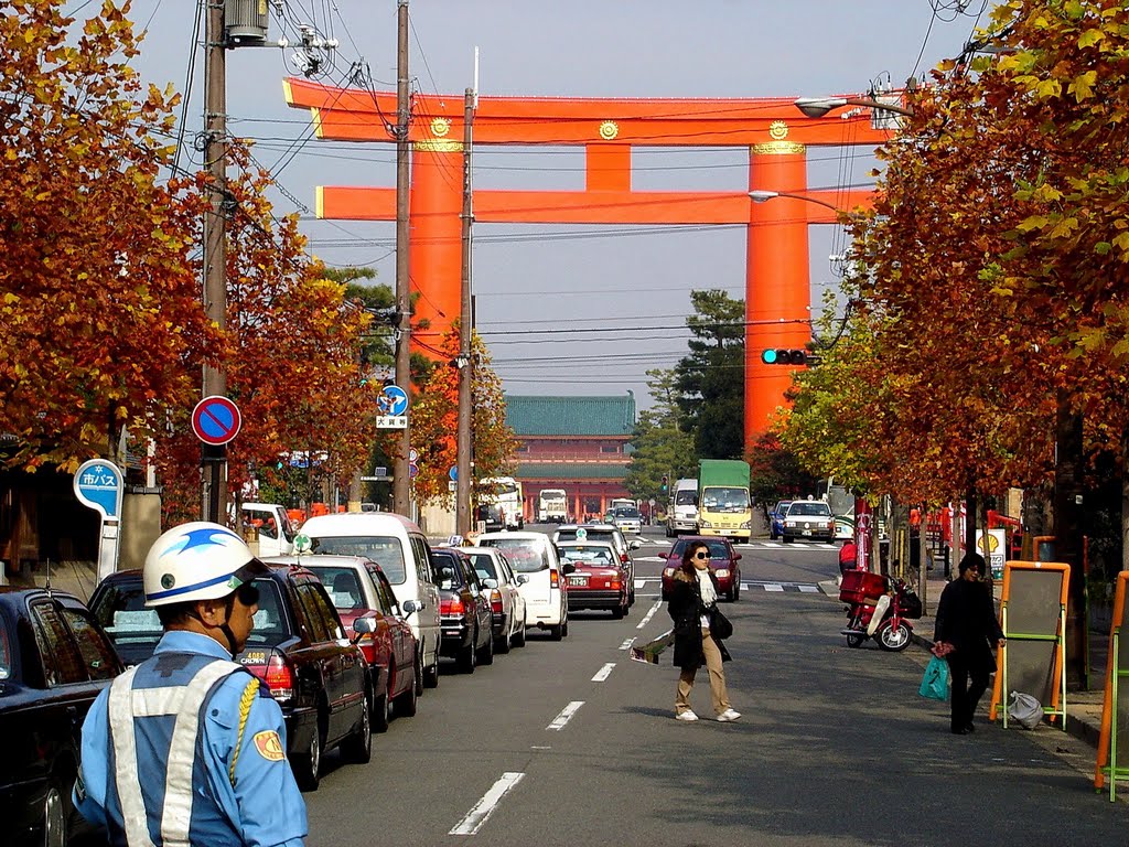 京都 平安神宮前 鳥居 by Percy Tai  漆園童