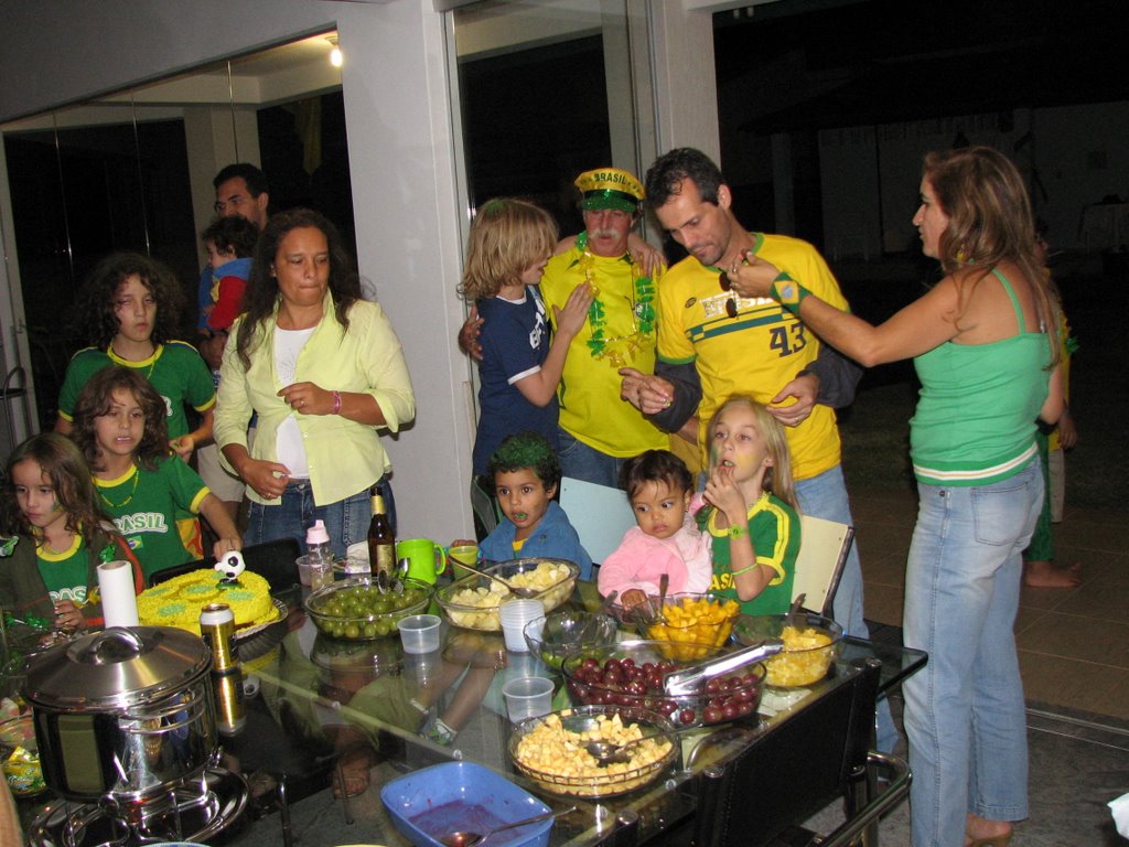 Jogo da Copa do mundo 2006 na casa do primo Paulo, nesse dia o Brasil ganhou - já estamos comemorando. foto: Anderson Montes - BISBI - em 13 Jun 06. by Anderson Montes (BIS…