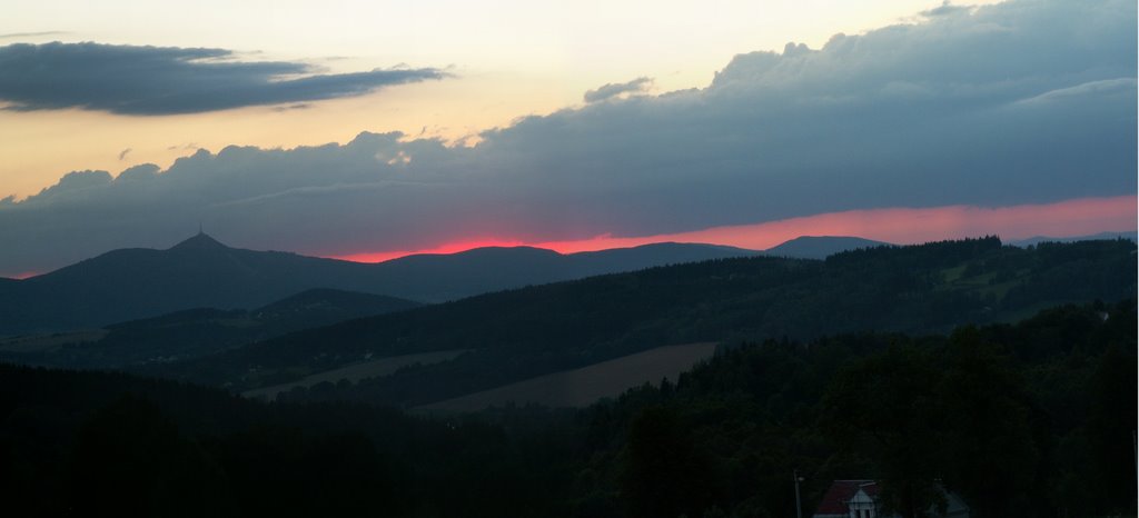 Západ slunce nad Ještědem by kolacek@seznam.cz