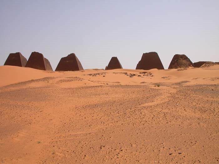 Pyramides de Meroë by Fouderg