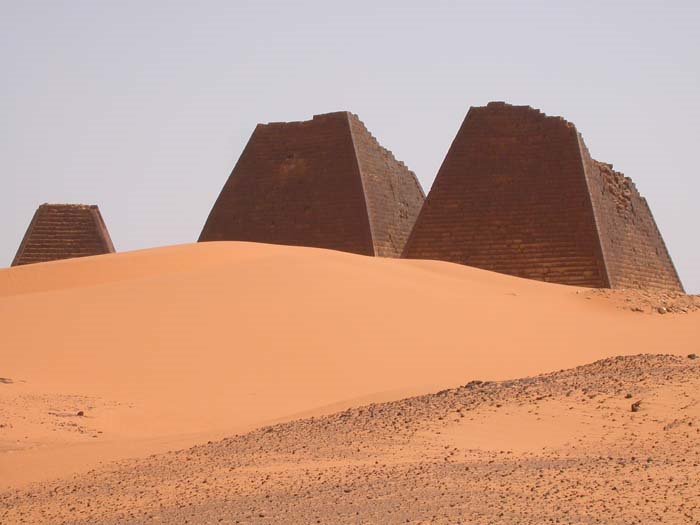 Pyramides de Meroë by Fouderg