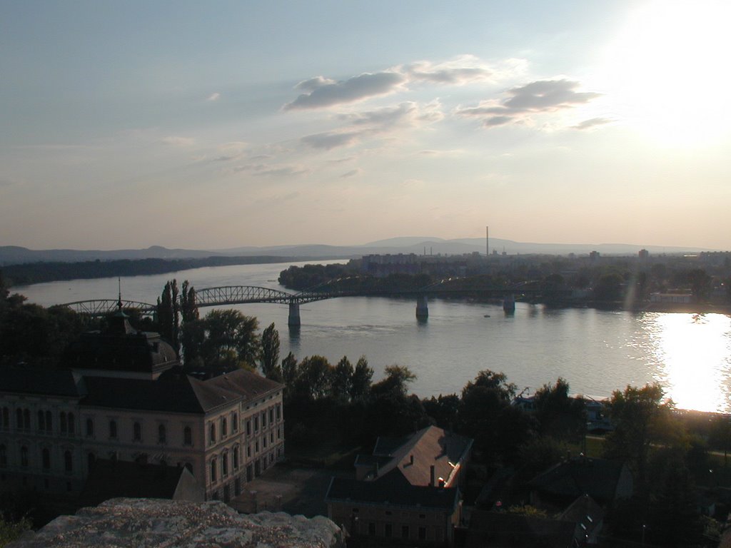 Bild der Brücke zwischen Esztergom (Ungarn) und Sturovo (Slowakei) von der Basilika by Sven Drenzeck