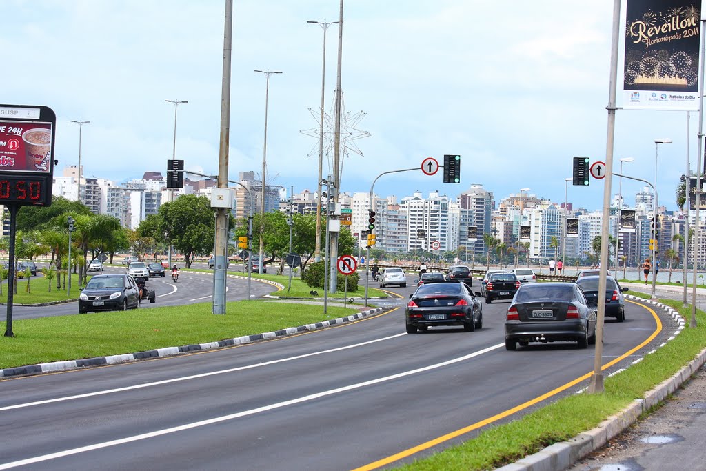 AVENIDA BEIRA MAR NORTE - FLORIANÓPOLIS. A tranquilidade, beleza e a diversidade de suas praias, fazem de Florianópolis o segundo maior destino turístico do país, perdendo somente para a cidade do Rio de Janeiro. FLORIANÓPOLIS - SANTA CATARINA - BRASIL. Dezembro/2010. by meirelesevandro