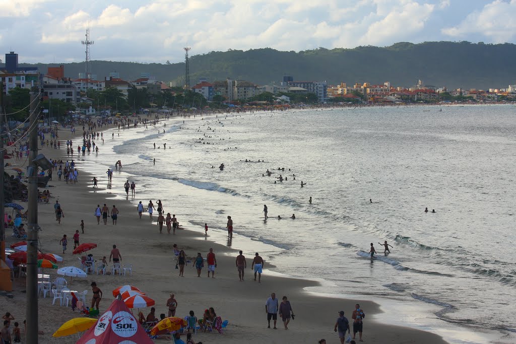 FINAL DE TARDE NA PRAIA DOS INGLESES - FLORIANÓPOLIS. Depois de um belo dia de praia nada melhor do que uma boa caminhada. ILHA DA MAGIA/SC. Janeiro de 2010. by meirelesevandro