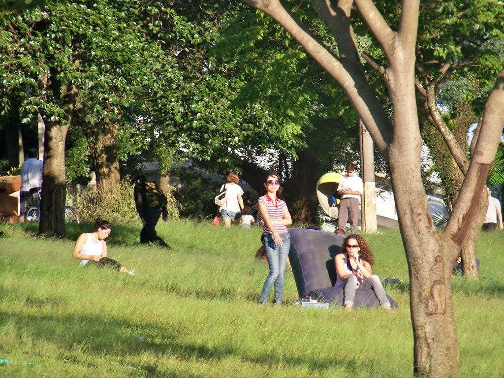 Garotas na Praça Pôr-do-Sol by Giu Ruivo