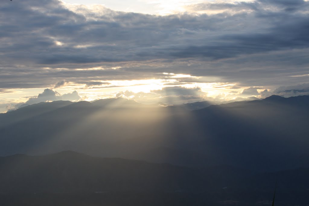 Atardecer sobre las montañas del occidente de Antioquia by pedroherrana