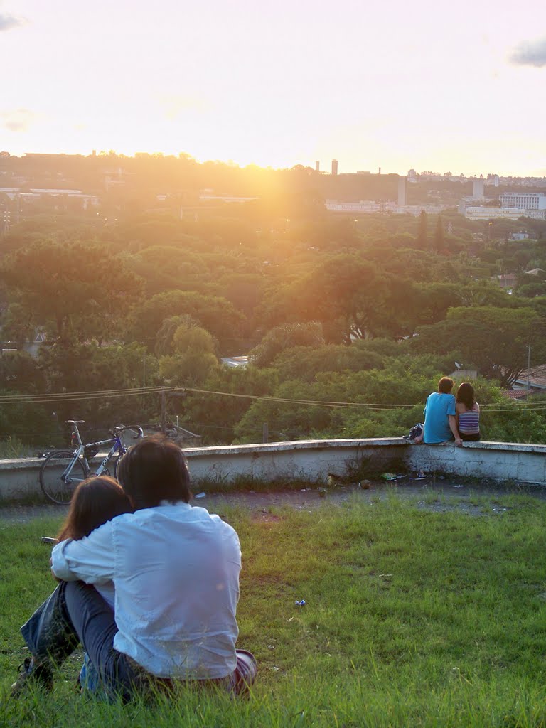 Casais na Praça Pôr-do-Sol (por Giu Ruivo) by Giu Ruivo