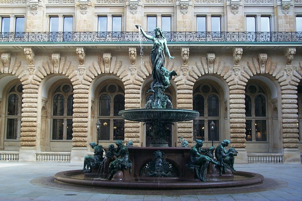 Hamburger Rathaus, Innenhof Brunnen by earth_viewer_07