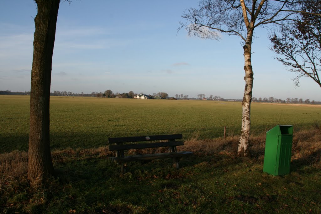 Zitbank tussen de velden van Witteveen. by Carl030nl