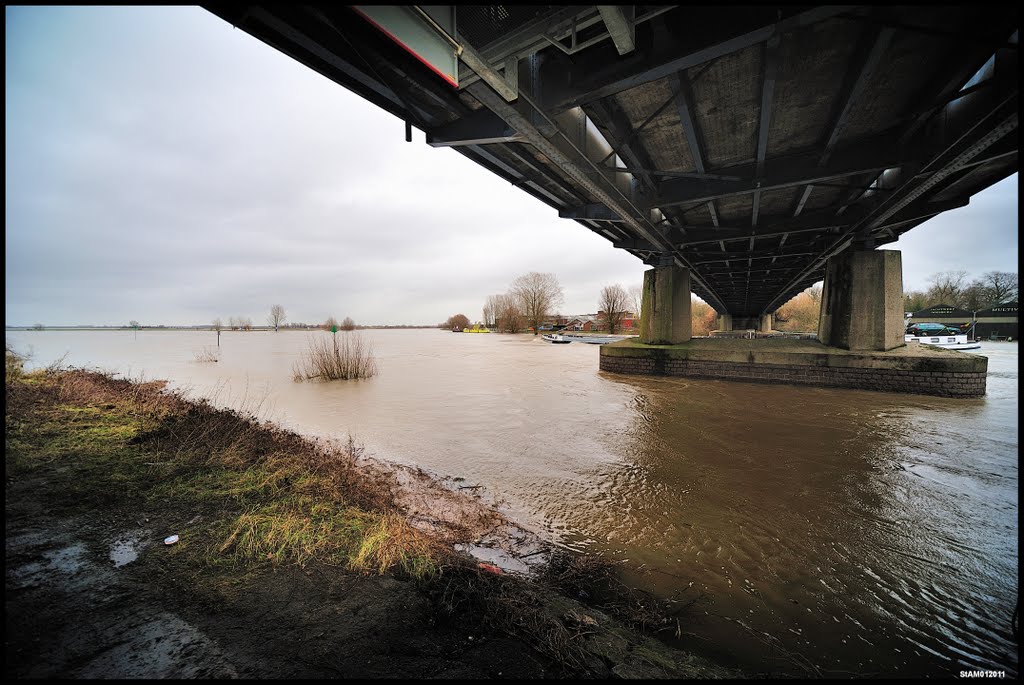 Doesburg; onder de IJsselbrug bij hoog water by Stichting Achterhoek…