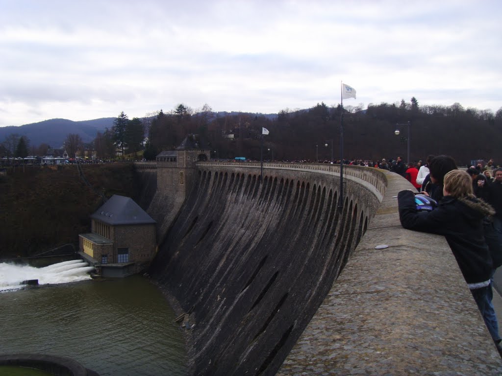 Auf der Edertalsperre (Blick auf das alte Kraftwerk, mit Wasserdurchlassung) by Swisstec93