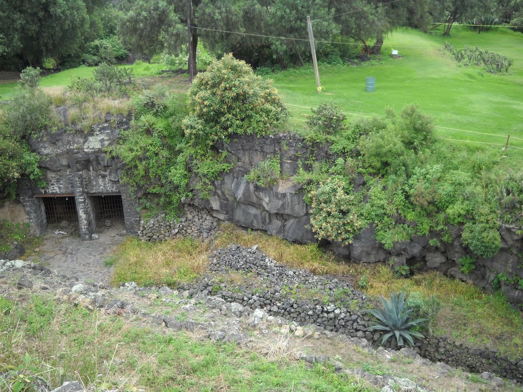 Pirámide de Cuicuilco by Travel