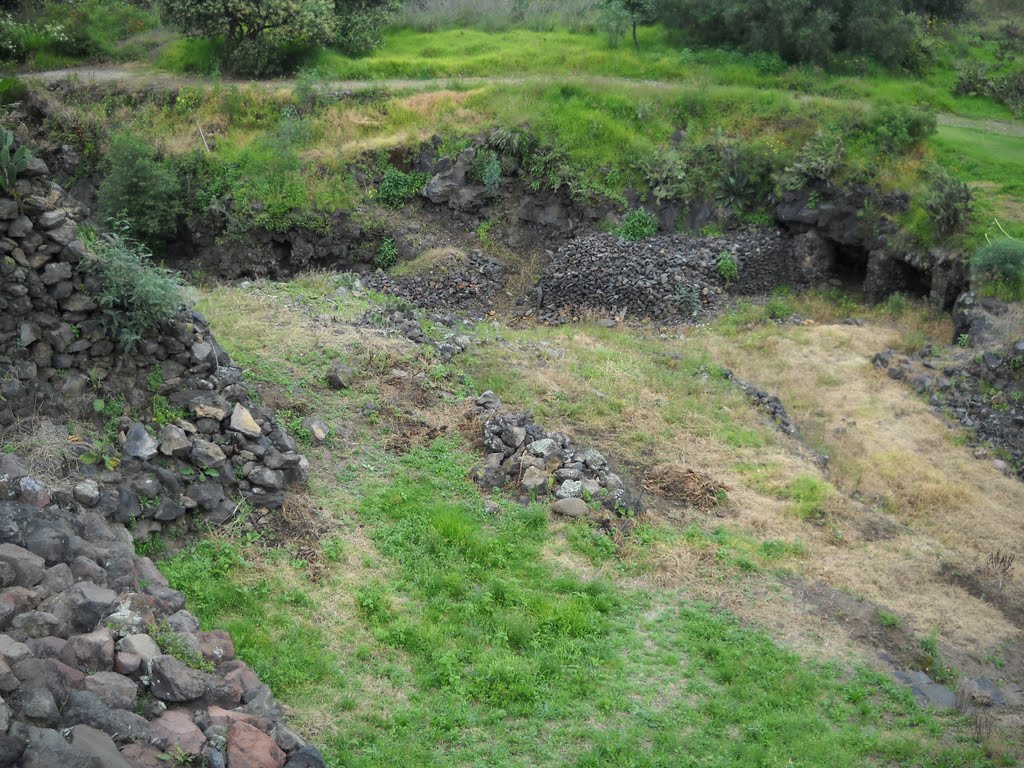 Pirámide de Cuicuilco by Travel