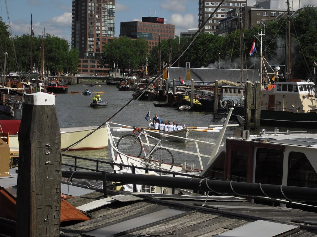 Haringvliet tijdens Sloepenrace Havendagen by Hugo Meeuwes