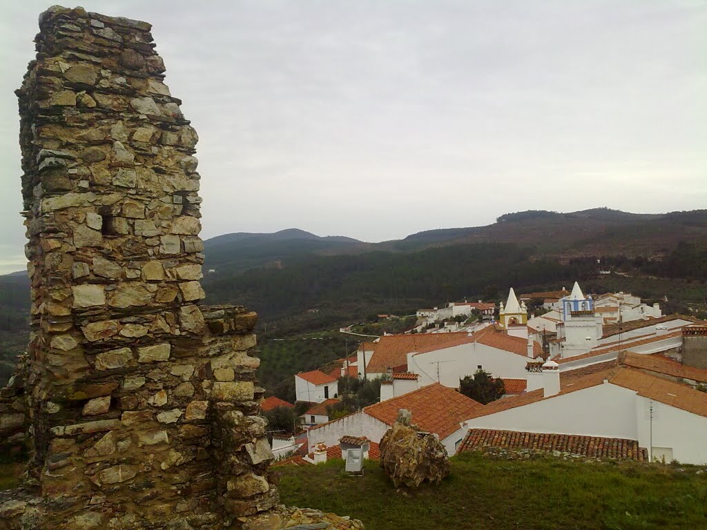 Ruinas del castillo y al fondo Alegrete. by o rey do café