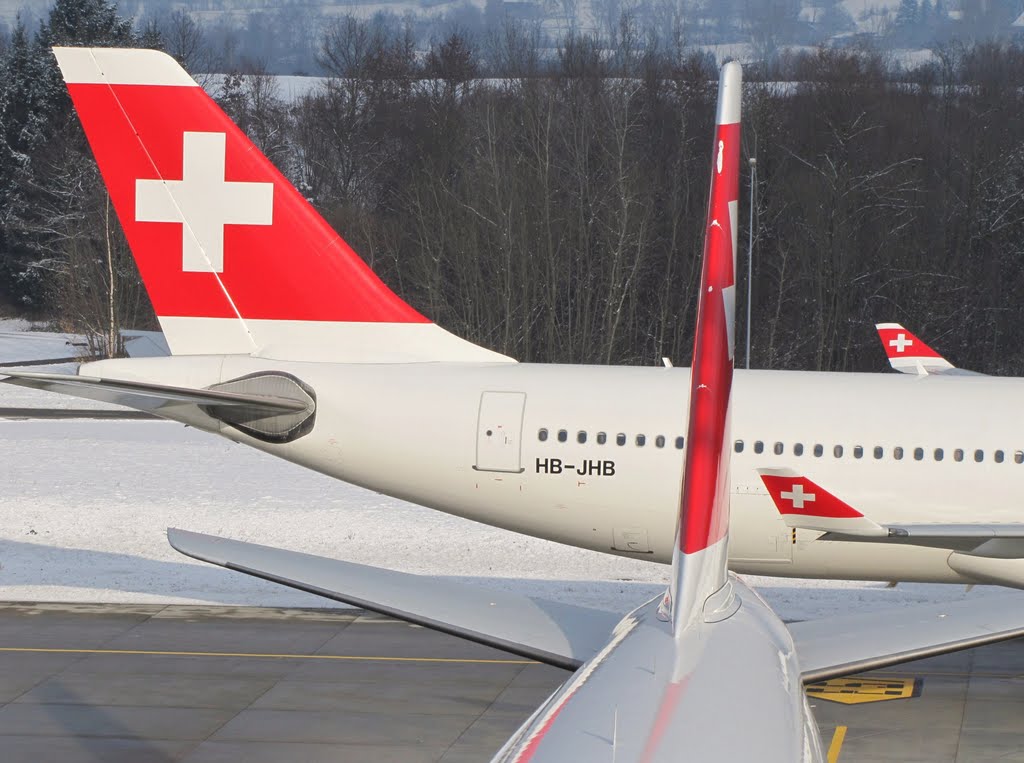 LX 343 & 333 - Zürich-Kloten (ZRH) - view from Observation Deck E, Switzerland. by André Bonacin