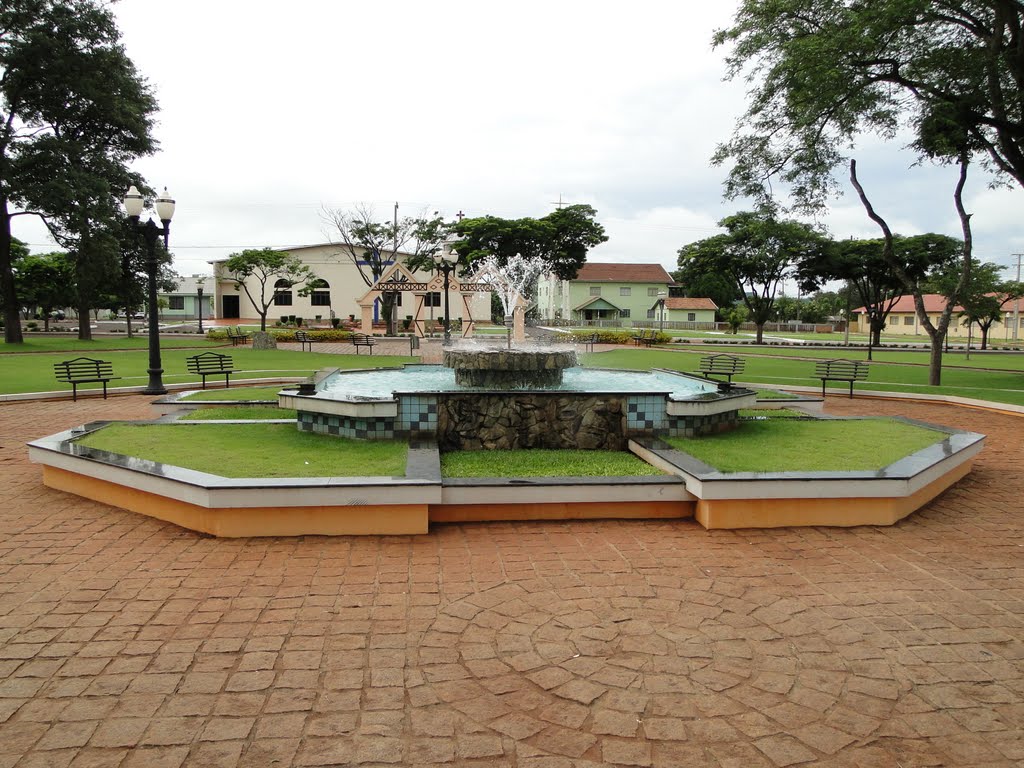 Chafariz na praça Cristo Rei em Quatro Pontes, PR. by Ricardo Mercadante