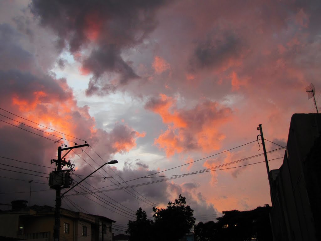 Fim de dia - Guarulhos, SP, Brasil. by André Bonacin