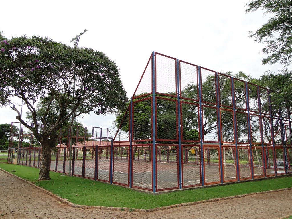 Quadra de Esporte na praça Cristo Rei em Quatro Pontes, PR. by Ricardo Mercadante