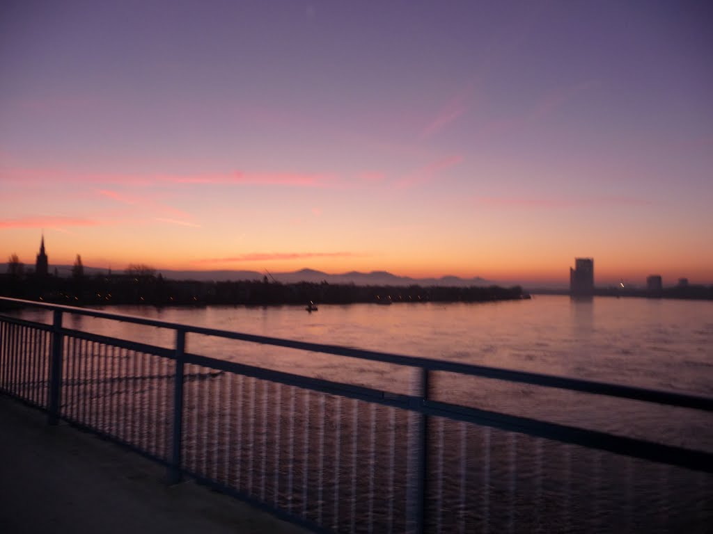 Sonnenaufgang überm Siebengebirge by christian.nachname