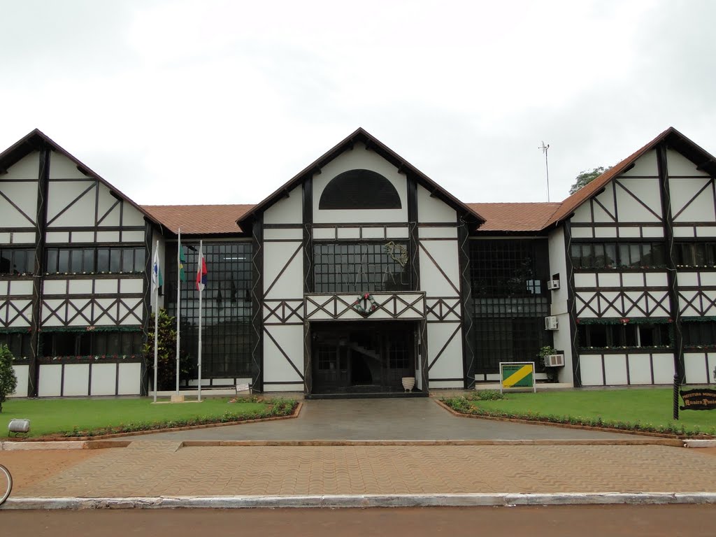 Frente da prefeitura de Quatro Pontes, PR. by Ricardo Mercadante