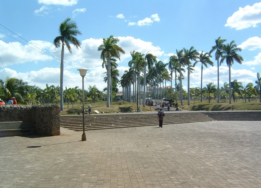 Cours avant de la nouvelle cathédrale, vue en direction du centre d'achat métropolitain, Managua, Nicaragua, Décembre 2003 by Christian Claveau