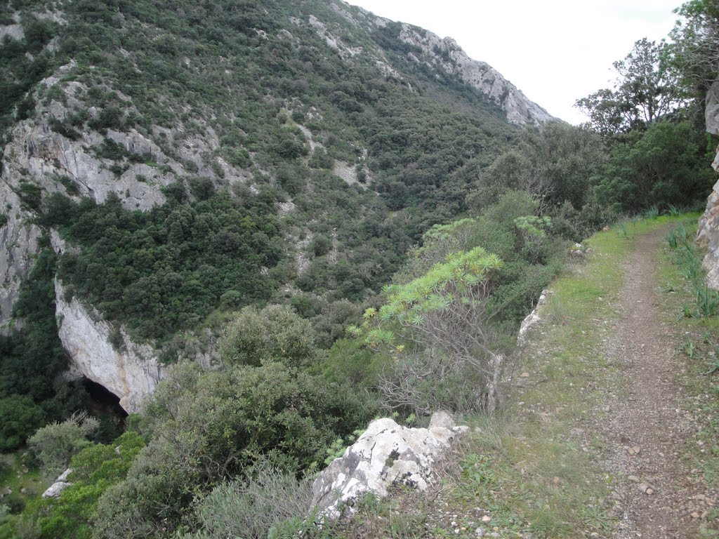 Antico sentiero dei minatori: in basso a sinistra l'ingresso nord della grotta di San Giovanni by Sergio Stecchi