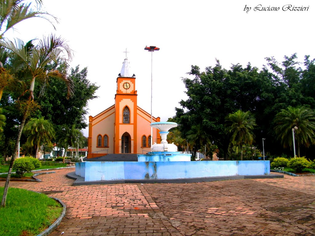 Igreja e fonte em Lucianópolis sp -Foto:Luciano Rizzieri by Luciano Rizzieri